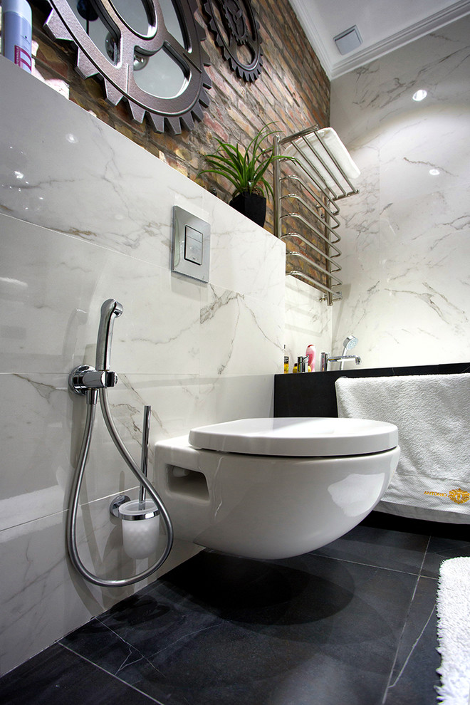 Foto de cuarto de baño principal urbano con sanitario de pared, baldosas y/o azulejos blancos y paredes marrones