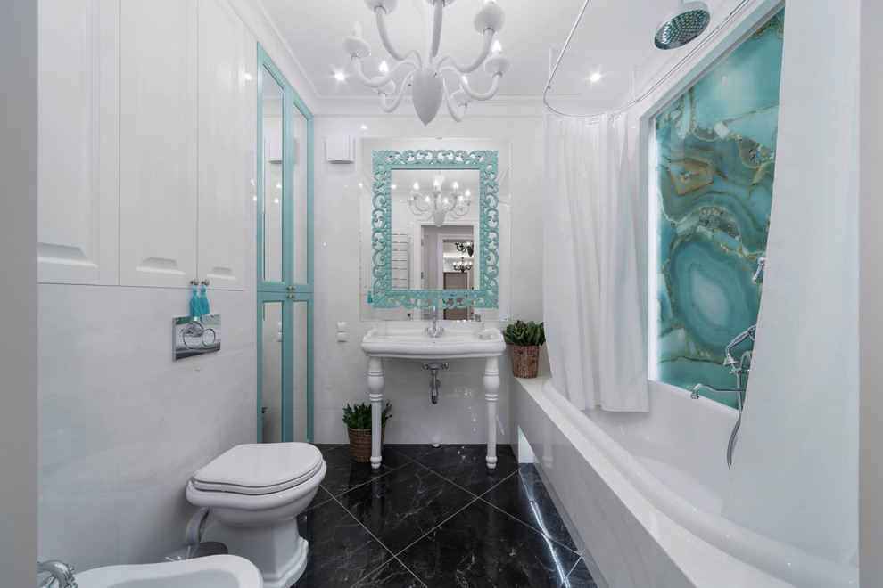 Источник вдохновения для домашнего уюта: ванная комната в стиле неоклассика (современная классика) с белыми фасадами, душем над ванной, белой плиткой, синей плиткой, керамогранитной плиткой, белыми стенами, полом из керамогранита, консольной раковиной, черным полом, шторкой для ванной, накладной ванной, унитазом-моноблоком и душевой кабиной