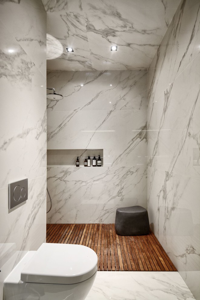 Cette photo montre une petite salle d'eau tendance avec une douche à l'italienne, WC suspendus, un carrelage blanc, des carreaux de porcelaine et aucune cabine.