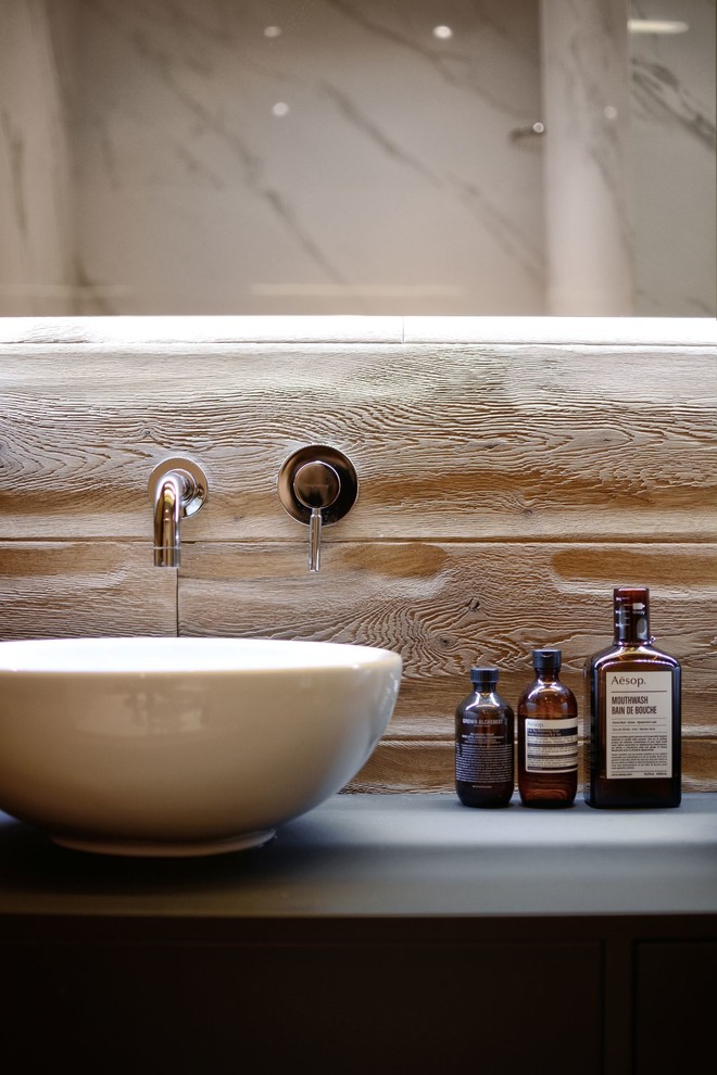 Aménagement d'une petite salle de bain contemporaine avec une vasque.