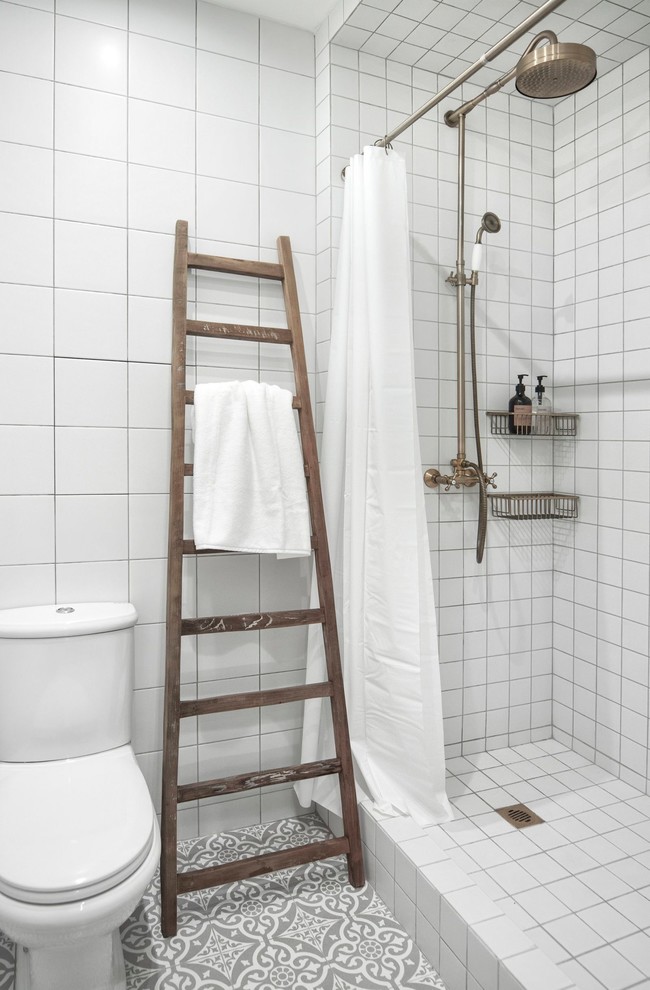 Kleines Modernes Duschbad mit Duschnische, weißen Fliesen, Keramikfliesen, Keramikboden, Duschvorhang-Duschabtrennung, Wandtoilette mit Spülkasten und grauem Boden in Moskau