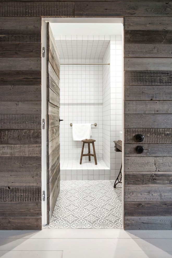 Idéer för ett litet industriellt badrum med dusch, med en dusch i en alkov, vit kakel, keramikplattor, klinkergolv i keramik, dusch med duschdraperi och grått golv