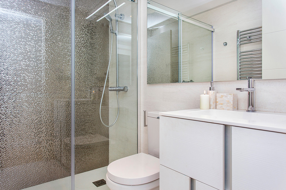 Idée de décoration pour une douche en alcôve principale design de taille moyenne avec un placard à porte plane, des portes de placard blanches, WC séparés et un lavabo intégré.
