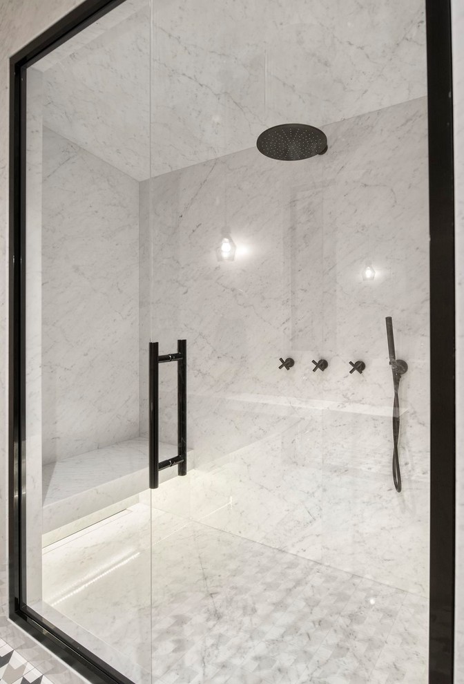 Ejemplo de cuarto de baño actual grande con suelo de mármol, aseo y ducha, suelo blanco, ducha con puerta con bisagras y ducha empotrada