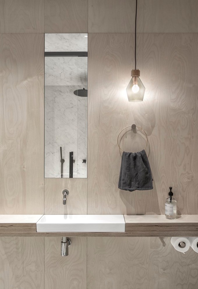 Großes Modernes Badezimmer mit Waschtisch aus Holz, beiger Wandfarbe, offenen Schränken, offener Dusche, Einbauwaschbecken und grauer Waschtischplatte in Sankt Petersburg