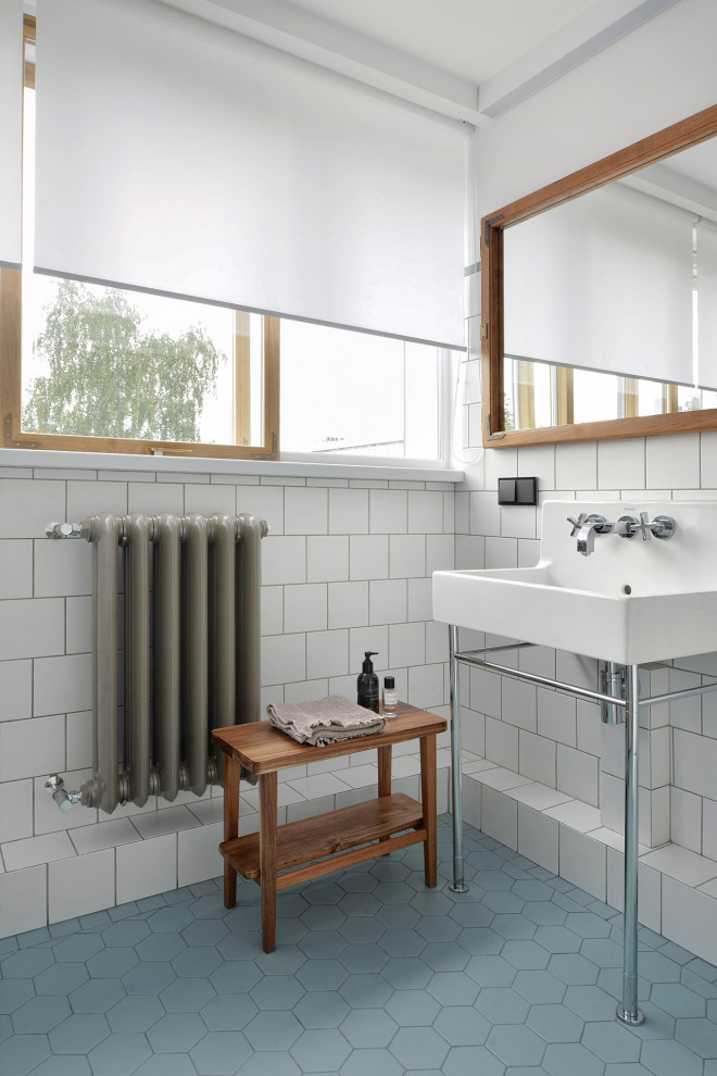 Пример оригинального дизайна: маленькая главная ванная комната в стиле модернизм с белой плиткой, керамической плиткой, белыми стенами, полом из керамической плитки, раковиной с пьедесталом и бирюзовым полом для на участке и в саду