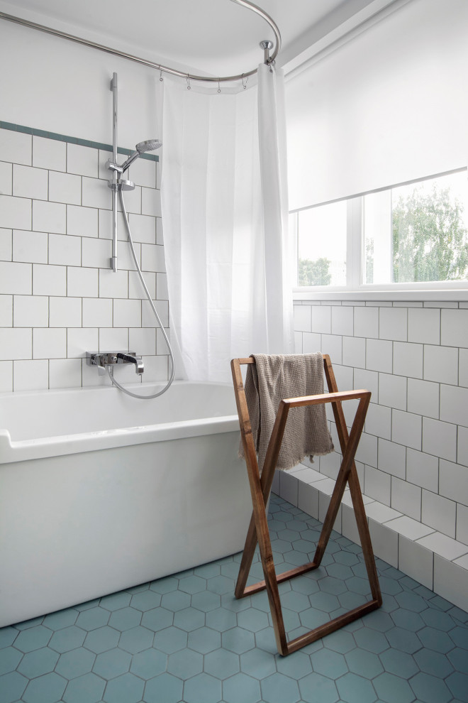 На фото: маленькая главная ванная комната в стиле модернизм с белой плиткой, керамической плиткой, белыми стенами, полом из керамической плитки, раковиной с пьедесталом и бирюзовым полом для на участке и в саду с
