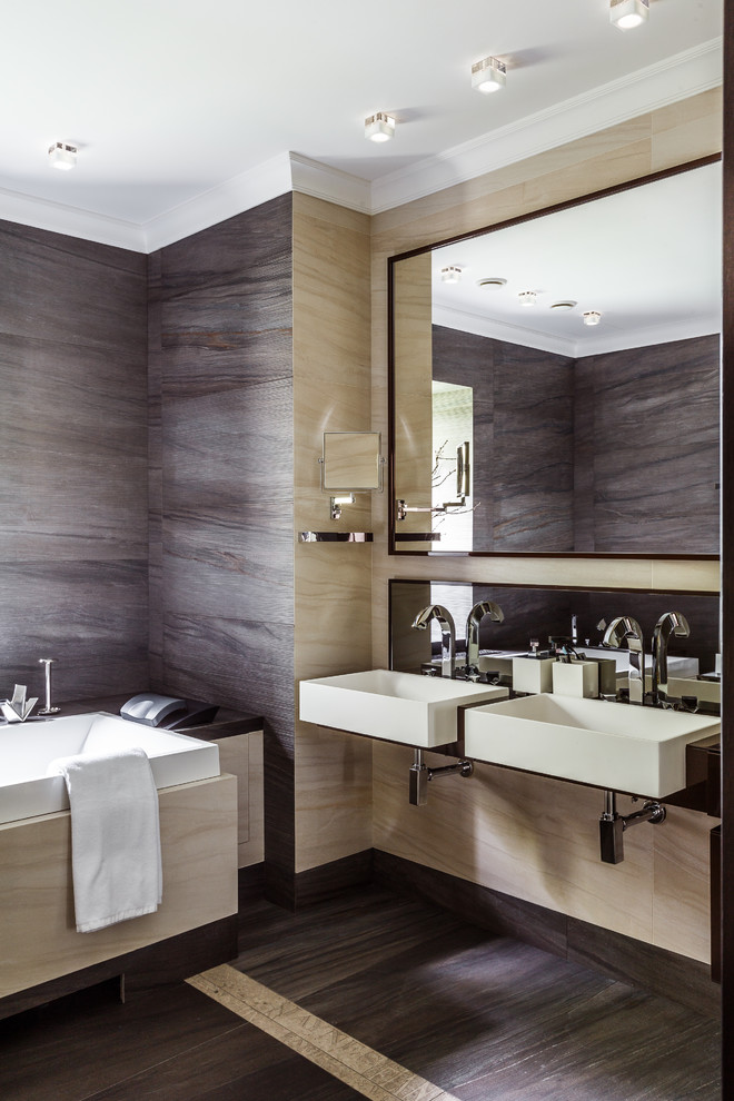 Exempel på ett modernt en-suite badrum, med ett badkar i en alkov, beige kakel, grå kakel och ett nedsänkt handfat