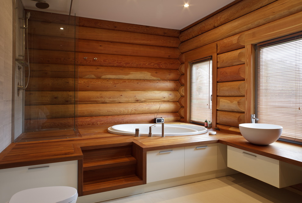 Пример оригинального дизайна: ванная комната в деревянном доме в стиле кантри