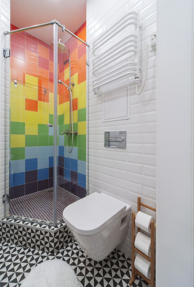 На фото: маленькая ванная комната в современном стиле с полом из керамогранита, угловым душем, инсталляцией, белой плиткой, разноцветной плиткой, плиткой кабанчик и душевой кабиной для на участке и в саду