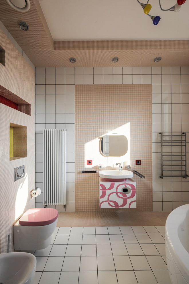 Ispirazione per una stanza da bagno per bambini design di medie dimensioni con vasca freestanding, WC sospeso, piastrelle rosa, piastrelle bianche, piastrelle in ceramica, pavimento con piastrelle in ceramica, lavabo sospeso e pavimento bianco