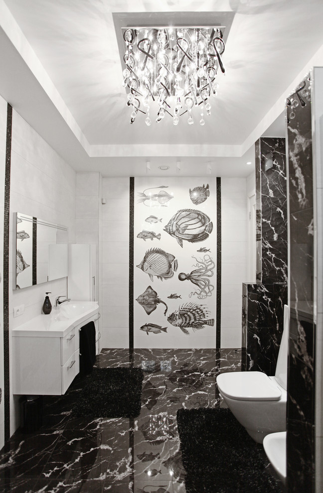 Esempio di una stanza da bagno design con ante lisce, ante bianche, WC a due pezzi, piastrelle bianche, pistrelle in bianco e nero, piastrelle nere e lavabo integrato