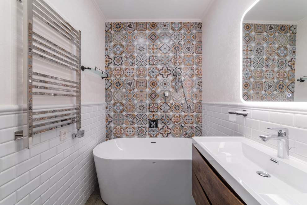 Inredning av ett klassiskt vit vitt badrum med dusch, med släta luckor, skåp i mellenmörkt trä, ett fristående badkar, flerfärgad kakel, vit kakel, beige väggar, ett integrerad handfat och beiget golv