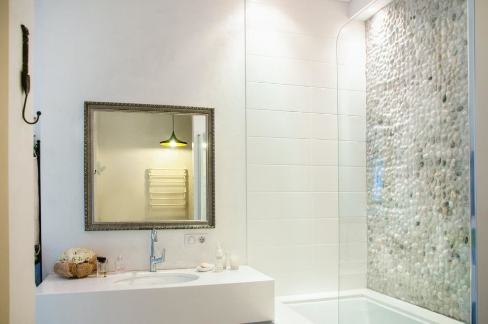 Exempel på ett mellanstort modernt en-suite badrum, med ett undermonterat badkar, en vägghängd toalettstol, vit kakel, kakel i småsten, vita väggar, klinkergolv i keramik, ett undermonterad handfat och bänkskiva i kvarts