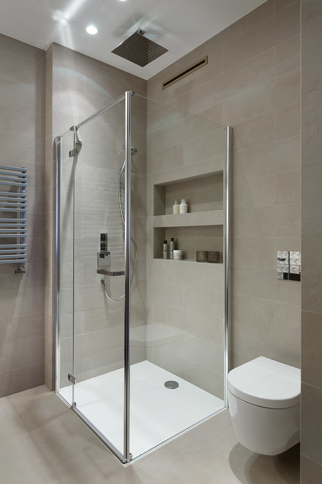 Immagine di una stanza da bagno con doccia design di medie dimensioni con WC sospeso, piastrelle beige, piastrelle in gres porcellanato, pavimento in gres porcellanato e doccia ad angolo