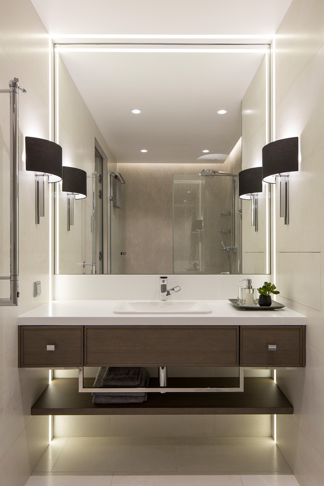 Aménagement d'une salle de bain contemporaine en bois brun de taille moyenne avec un lavabo posé, un plan de toilette en surface solide, un sol beige et un carrelage beige.
