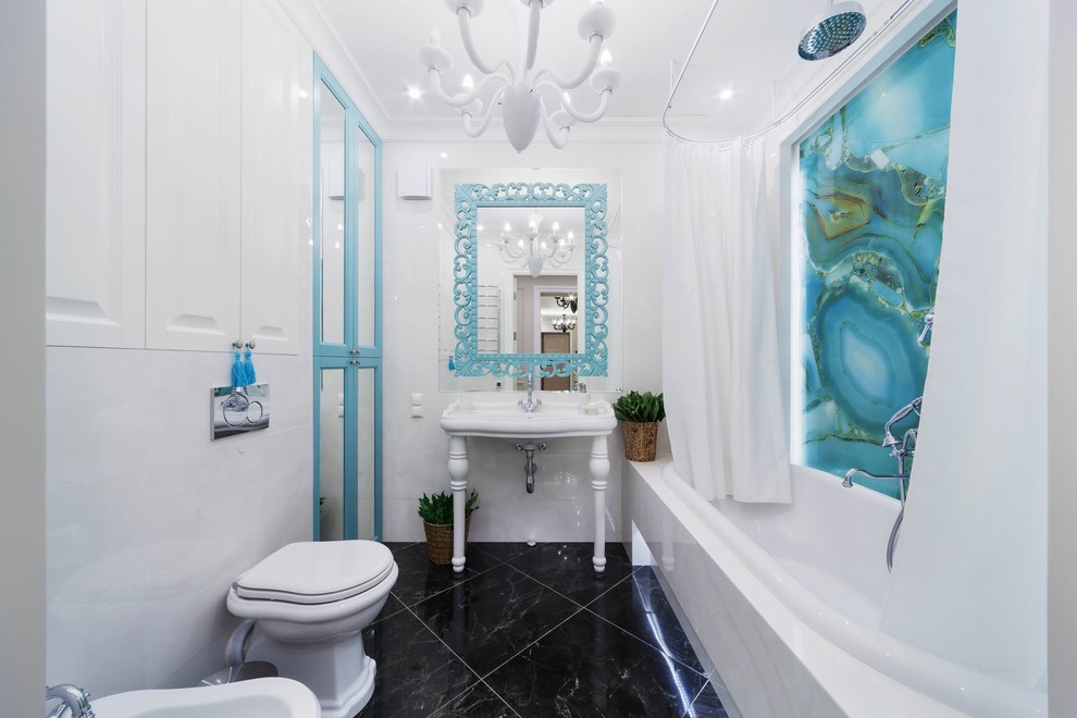 Пример оригинального дизайна: главная ванная комната в классическом стиле с ванной в нише, душем над ванной, раздельным унитазом, белой плиткой и консольной раковиной