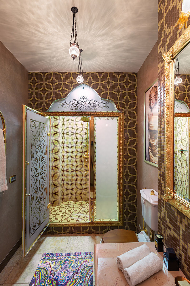 Diseño de cuarto de baño mediterráneo con ducha empotrada, sanitario de dos piezas, baldosas y/o azulejos beige, baldosas y/o azulejos marrones, baldosas y/o azulejos en mosaico, paredes marrones, aseo y ducha y ducha con puerta con bisagras
