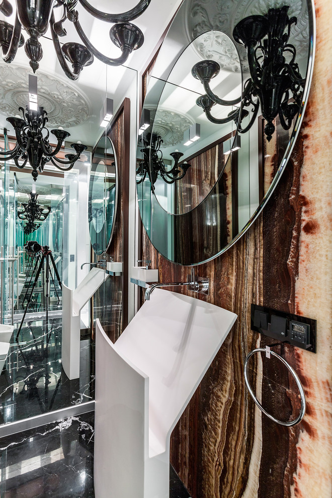 Immagine di una stanza da bagno boho chic con pavimento in marmo e lavabo a colonna