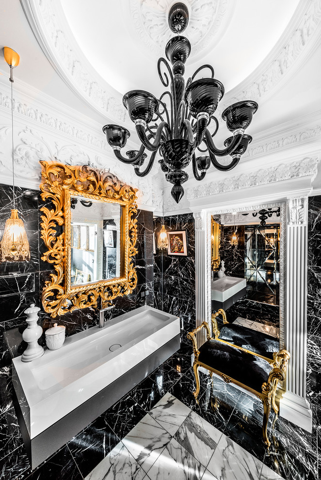 На фото: ванная комната в стиле неоклассика (современная классика) с черной плиткой, мраморным полом и монолитной раковиной с
