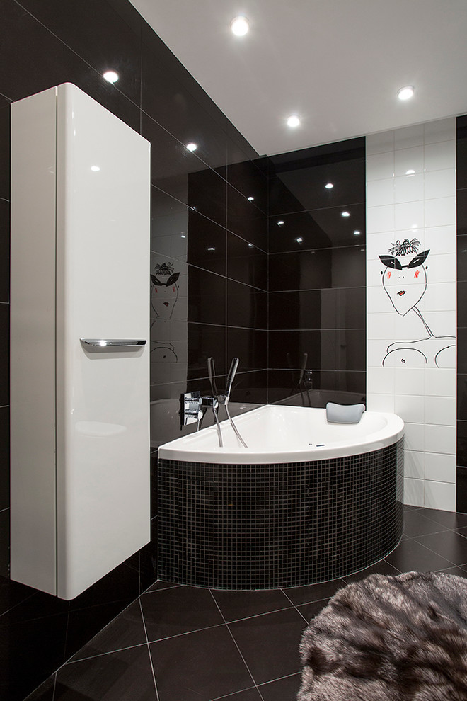 На фото: главная ванная комната в современном стиле с угловой ванной, керамической плиткой, черными стенами и полом из керамогранита с