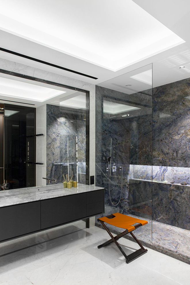 На фото: ванная комната в современном стиле с плоскими фасадами, черными фасадами, душем в нише, синей плиткой, плиткой из листового камня, душевой кабиной, врезной раковиной, мраморной столешницей и белым полом