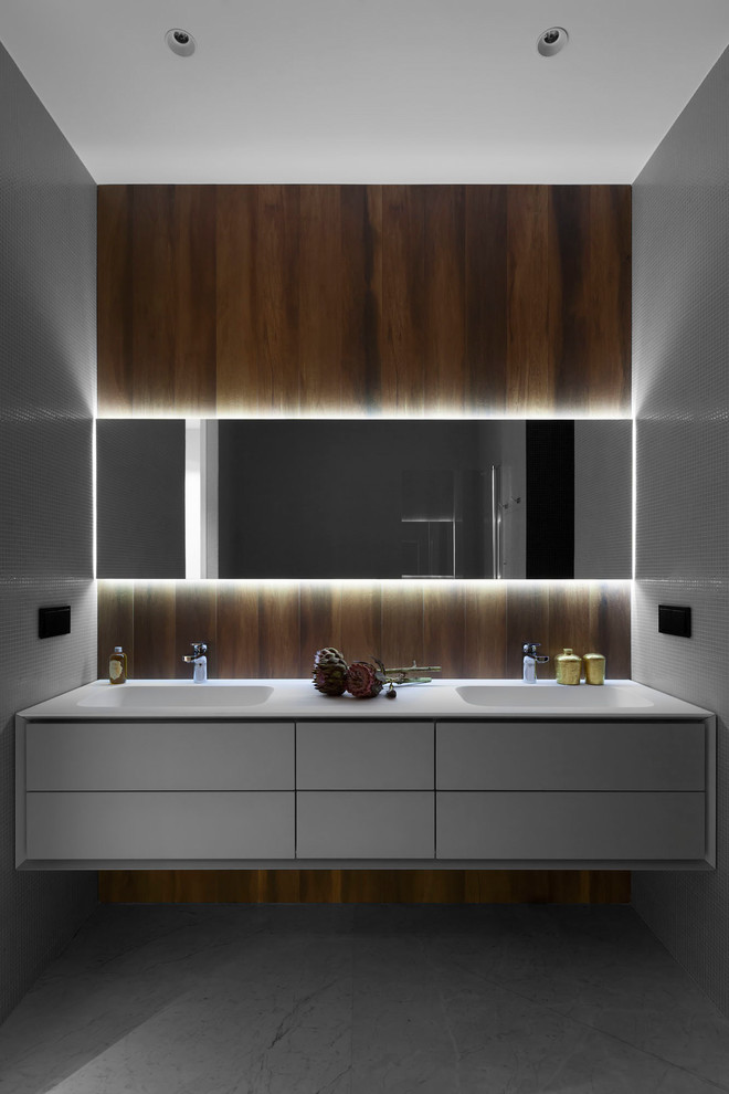 Idéer för funkis badrum, med släta luckor, vita skåp, ett integrerad handfat, grått golv, vit kakel och mosaik