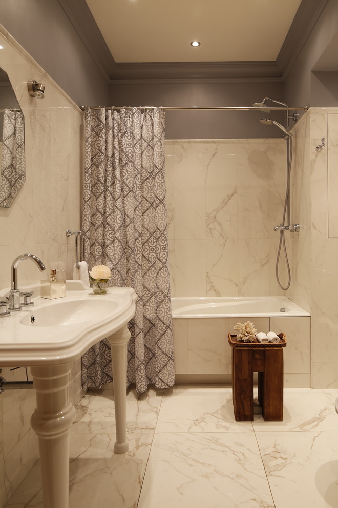 Пример оригинального дизайна: главная ванная комната в современном стиле с ванной в нише, душем над ванной, серыми стенами, консольной раковиной и шторкой для ванной