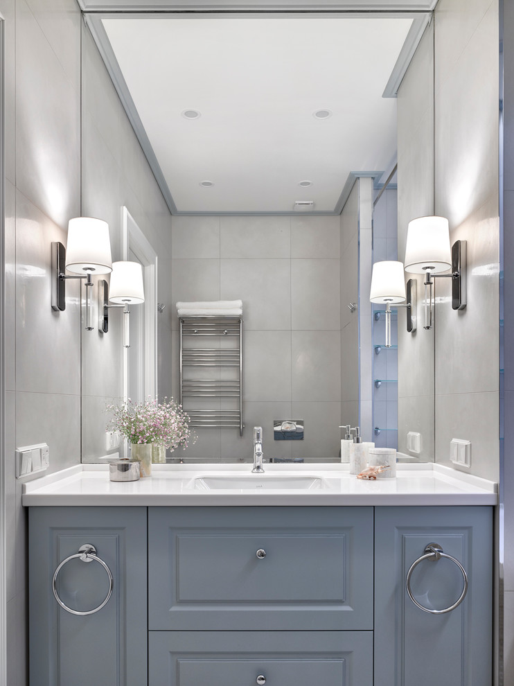 Foto de cuarto de baño tradicional con armarios con paneles con relieve, puertas de armario grises, baldosas y/o azulejos grises y paredes grises