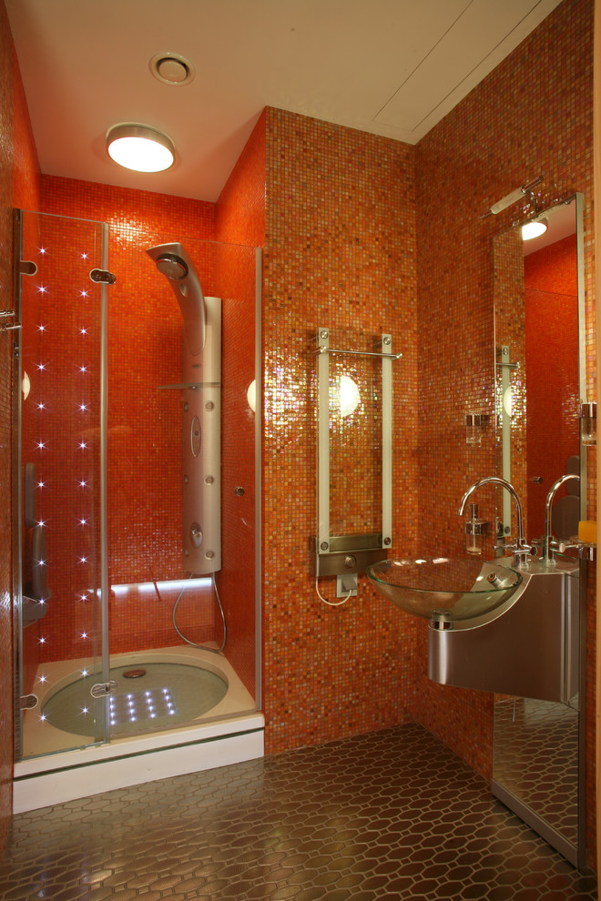 Inspiration för små moderna badrum med dusch, med en dusch i en alkov, orange kakel, kakel i metall, orange väggar, mosaikgolv, bänkskiva i rostfritt stål och ett väggmonterat handfat