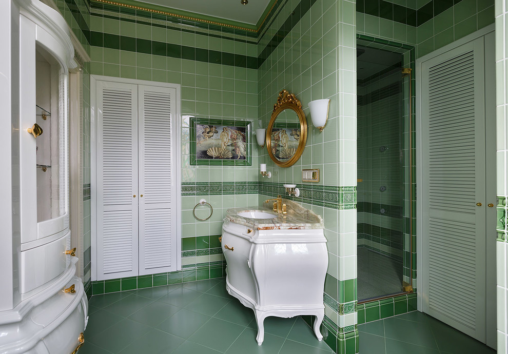Ispirazione per una stanza da bagno padronale tradizionale con ante bianche, doccia alcova, piastrelle verdi e lavabo sottopiano