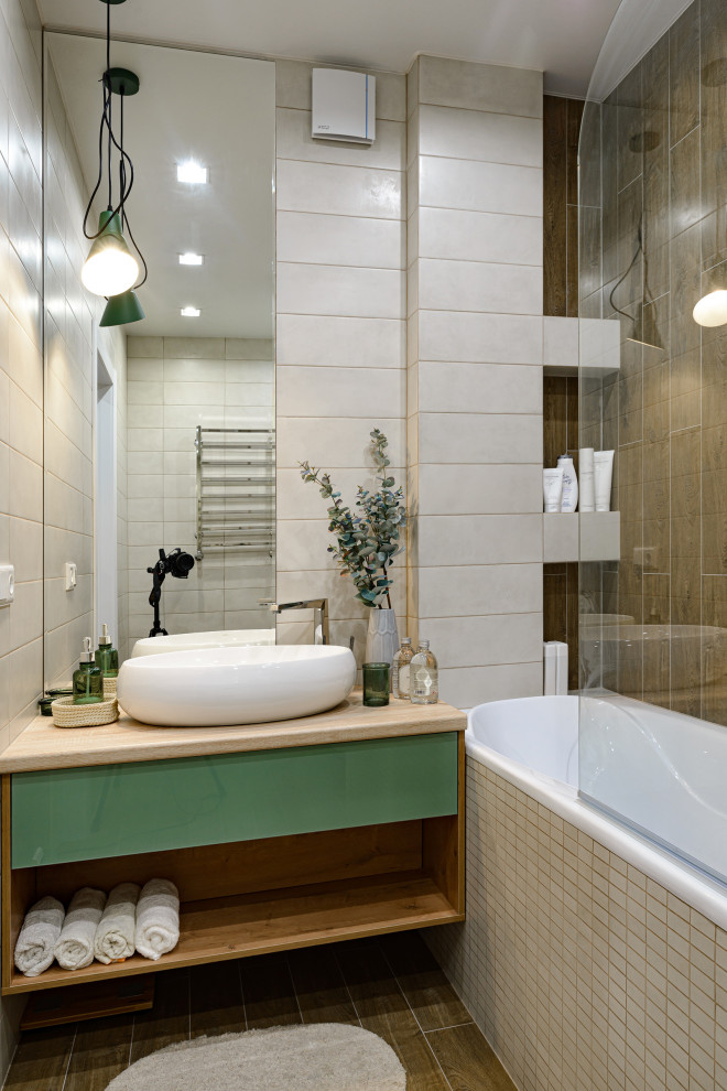 Идея дизайна: главная ванная комната в современном стиле с плоскими фасадами, зелеными фасадами, ванной в нише, бежевой столешницей, тумбой под одну раковину и подвесной тумбой