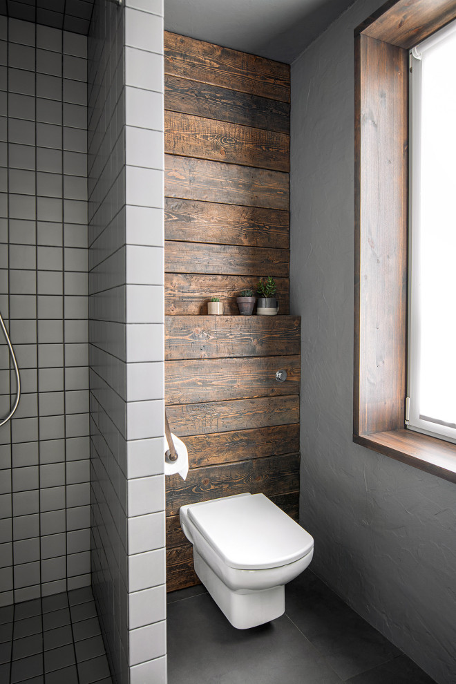 Пример оригинального дизайна: маленькая ванная комната в скандинавском стиле с душем в нише, инсталляцией, серой плиткой, керамической плиткой, серыми стенами, полом из керамогранита, душевой кабиной, настольной раковиной, столешницей из дерева, серым полом, шторкой для ванной, коричневой столешницей, тумбой под одну раковину, напольной тумбой и деревянными стенами для на участке и в саду