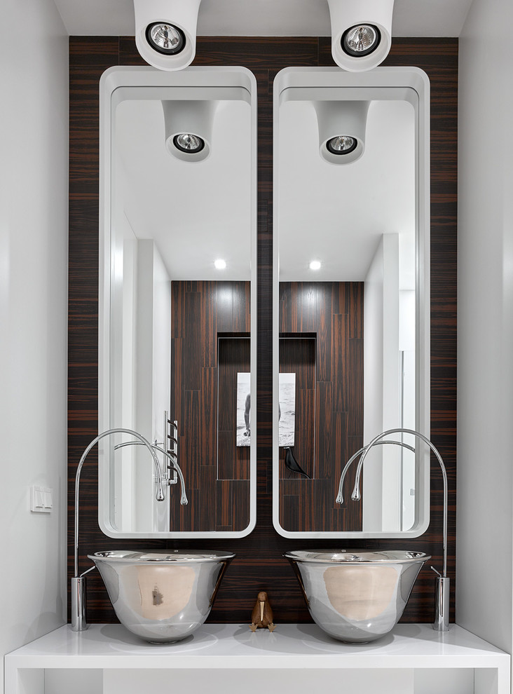 Modernes Badezimmer mit weißer Wandfarbe und Aufsatzwaschbecken in Moskau
