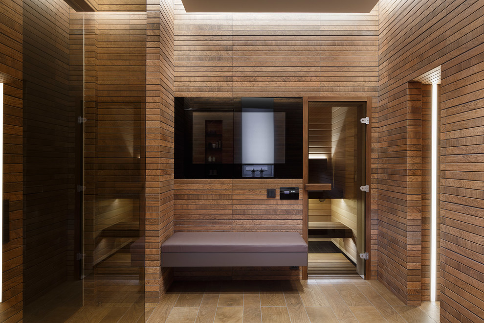 Cette image montre un grand sauna design avec des carreaux de porcelaine, un sol en carrelage de porcelaine et un carrelage marron.