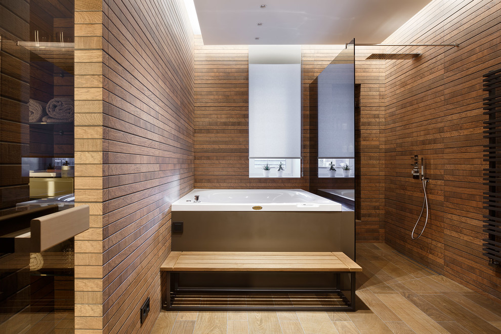 サンクトペテルブルクにある中くらいなコンテンポラリースタイルのおしゃれなマスターバスルーム (大型浴槽、バリアフリー、茶色いタイル、オープンシャワー) の写真