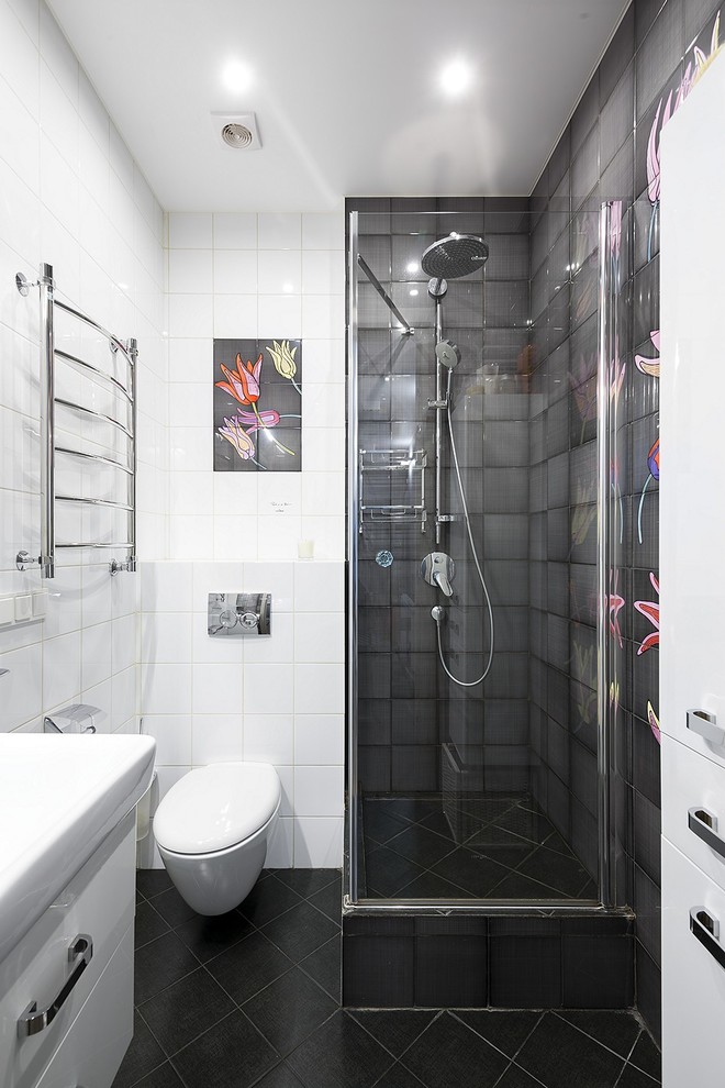 Ispirazione per una stanza da bagno con doccia minimal con doccia ad angolo, WC sospeso, piastrelle in ceramica, pavimento con piastrelle in ceramica, ante lisce, ante bianche, piastrelle bianche, piastrelle nere, pavimento nero e pareti bianche