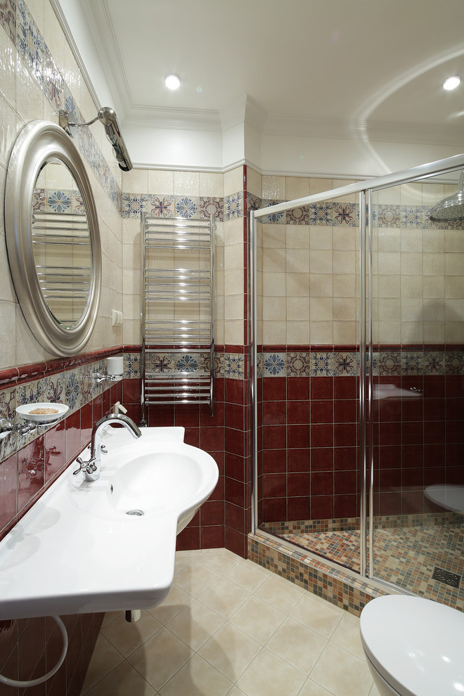 Cette image montre une petite salle de bain méditerranéenne avec WC suspendus, un carrelage multicolore, des carreaux de céramique, un mur multicolore, un sol en carrelage de céramique, un plan vasque, un sol beige, une cabine de douche à porte coulissante, meuble simple vasque et meuble-lavabo suspendu.