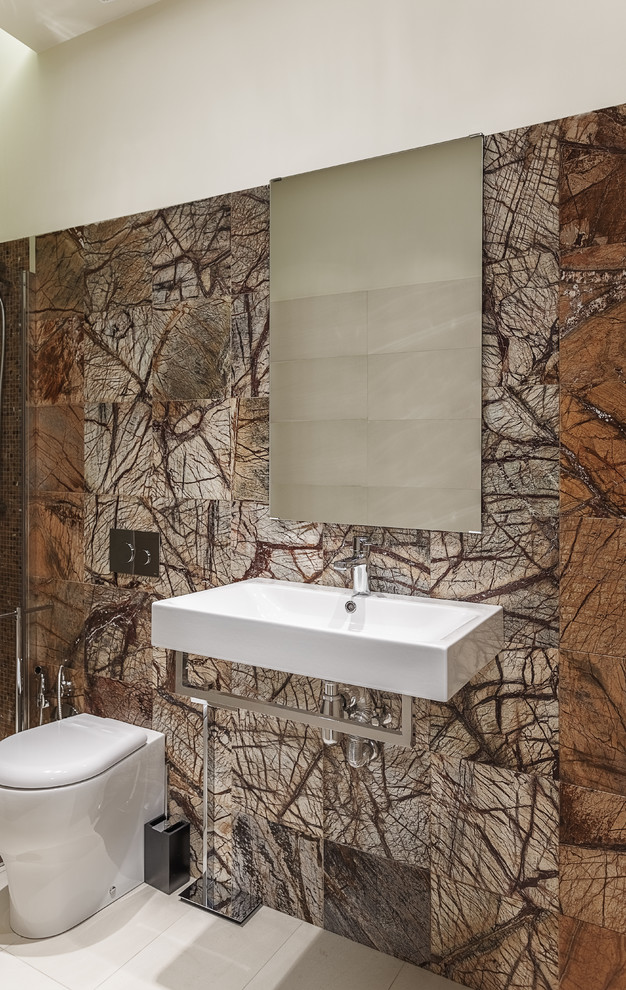 На фото: ванная комната в современном стиле с раздельным унитазом, коричневой плиткой, подвесной раковиной, белым полом, белыми стенами и полом из керамогранита с