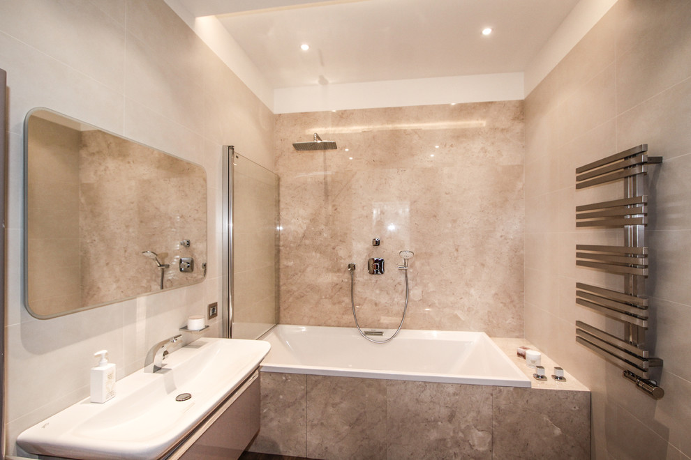 Пример оригинального дизайна: главная ванная комната среднего размера в современном стиле с накладной ванной, душем над ванной, инсталляцией, розовой плиткой, керамогранитной плиткой, розовыми стенами, полом из мозаичной плитки, подвесной раковиной, розовым полом и шторкой для ванной