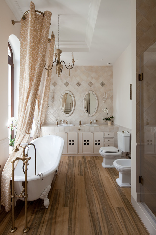 Идея дизайна: главная ванная комната в классическом стиле с бежевыми фасадами, ванной на ножках, раздельным унитазом и накладной раковиной