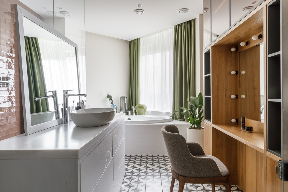 Bild på ett stort funkis en-suite badrum, med bruna skåp, ett badkar i en alkov, keramikplattor, vita väggar, klinkergolv i keramik, ett fristående handfat och släta luckor