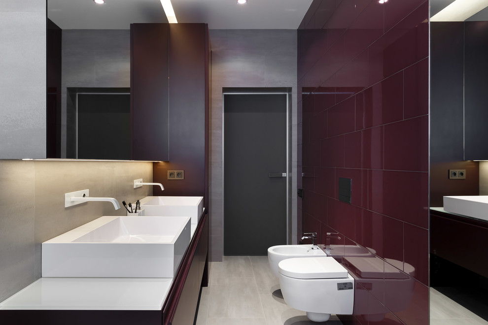 Immagine di una stanza da bagno design di medie dimensioni con WC sospeso, piastrelle in gres porcellanato, pavimento in gres porcellanato, lavabo a bacinella e top in vetro