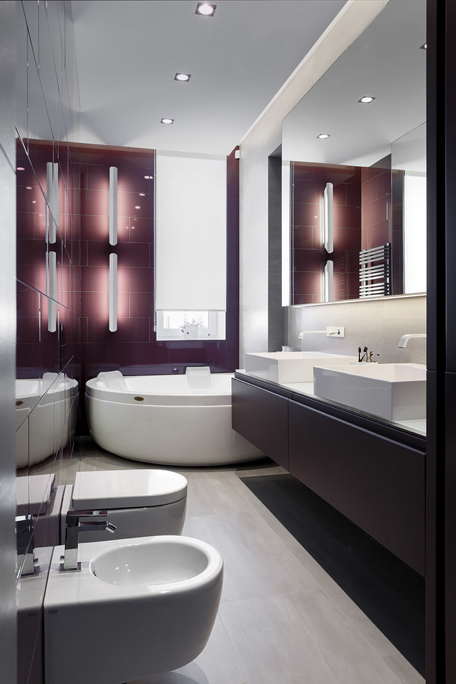 Exemple d'une salle de bain principale tendance de taille moyenne avec un mur violet, une vasque, des portes de placard violettes, un bain bouillonnant, des carreaux de porcelaine, un sol en carrelage de porcelaine, un plan de toilette en verre, un placard à porte plane et un bidet.