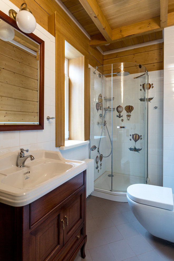 Свежая идея для дизайна: ванная комната в стиле кантри с консольной раковиной, темными деревянными фасадами, угловым душем, унитазом-моноблоком, белой плиткой, керамической плиткой, полом из керамической плитки и фасадами с утопленной филенкой - отличное фото интерьера
