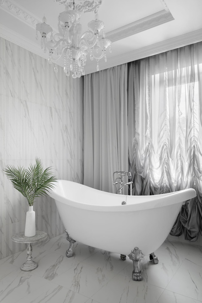 Idéer för ett stort klassiskt en-suite badrum, med ett fristående badkar, en vägghängd toalettstol, vit kakel, porslinskakel, klinkergolv i porslin och vitt golv