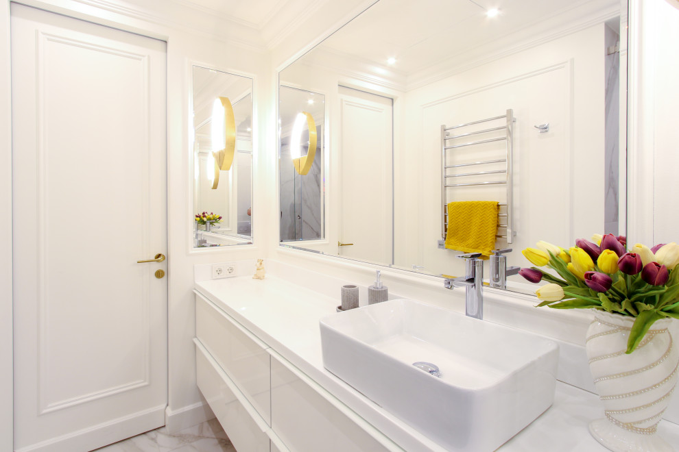 Свежая идея для дизайна: ванная комната в современном стиле с плоскими фасадами, белыми фасадами, белыми стенами, настольной раковиной, белым полом, белой столешницей, тумбой под одну раковину и подвесной тумбой - отличное фото интерьера