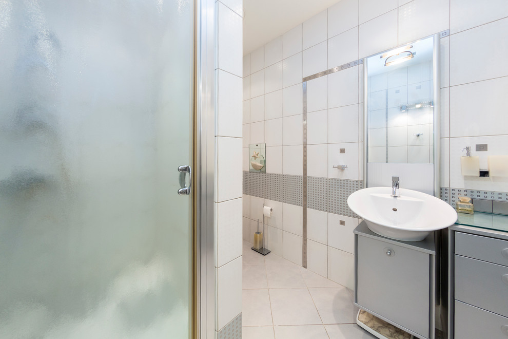 Источник вдохновения для домашнего уюта: ванная комната среднего размера с плоскими фасадами, серыми фасадами, душем в нише, биде, белой плиткой, керамической плиткой, белыми стенами, полом из керамической плитки, душевой кабиной и накладной раковиной