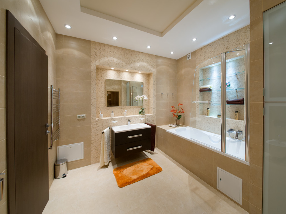 Источник вдохновения для домашнего уюта: большая ванная комната в стиле неоклассика (современная классика) с плоскими фасадами, желтыми фасадами, ванной в нише, душем в нише, бежевыми стенами, полом из керамической плитки, подвесной раковиной, желтым полом и душем с раздвижными дверями