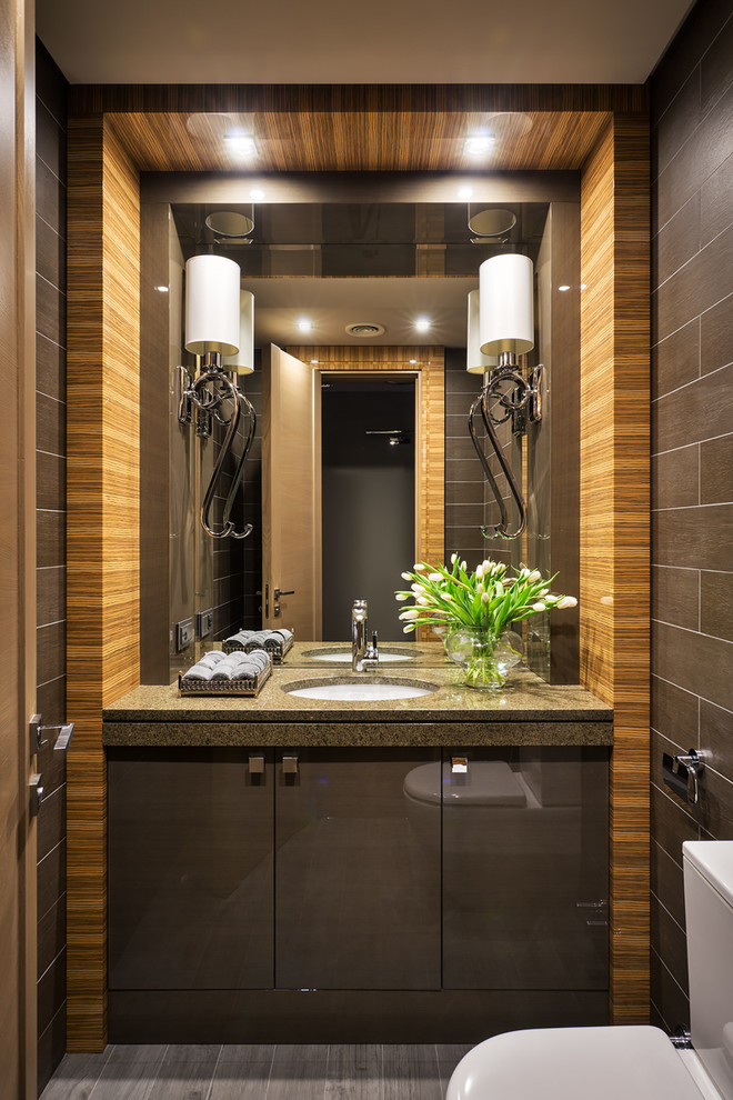 Свежая идея для дизайна: ванная комната в современном стиле с плоскими фасадами, коричневыми фасадами, душем в нише, раздельным унитазом, коричневой плиткой, душевой кабиной, врезной раковиной и зеркалом с подсветкой - отличное фото интерьера